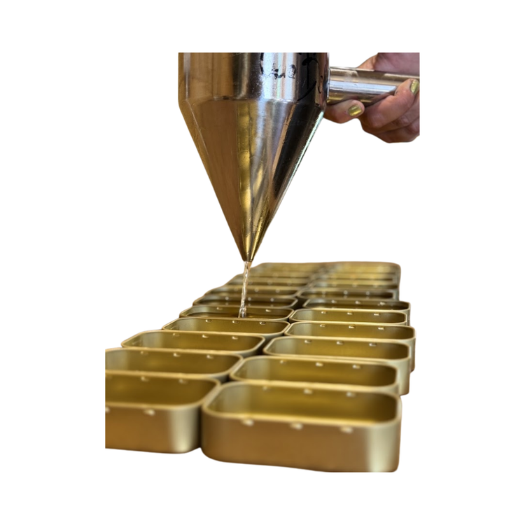 Pouring Scoopable wax melts
